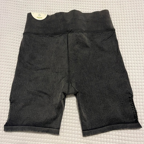 NWT - OFFLINE BY AERIE SEAMLESS MACRAME BIKE SHORT DARK GREY - Picture 3 of 7